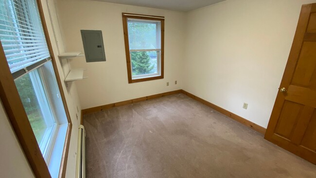 Building Photo - Very Large 4 Bedroom/1 Bath Apartment - He...