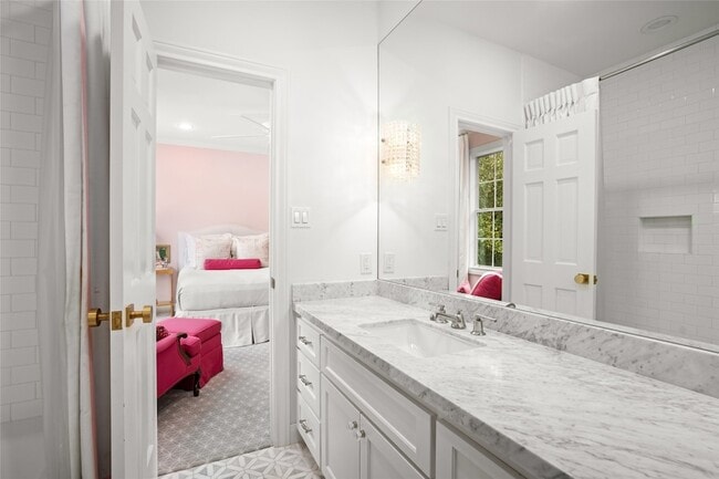 Building Photo - 5527 Briar Dr