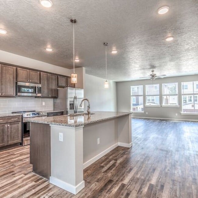 Building Photo - 4-Bedroom Townhome in West Boise