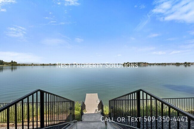 Building Photo - 2900 W Marina Dr