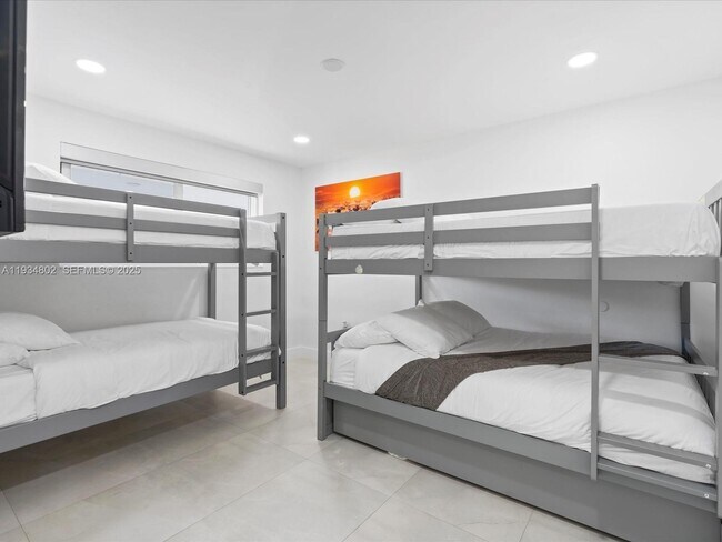 Building Photo - 4121 SW 54th Ct