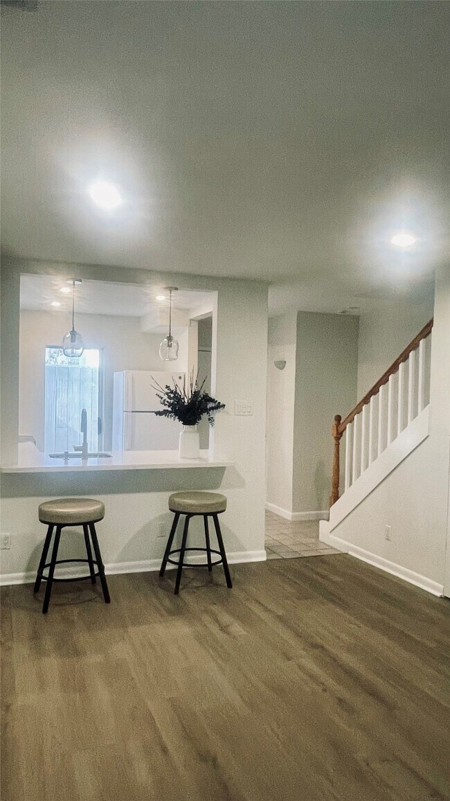 Building Photo - 5056 Glenmont Dr