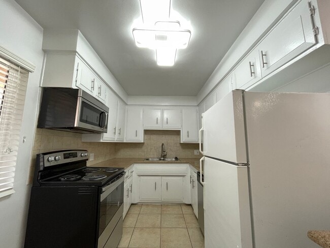 Interior Photo - 13952 Moorpark Ave