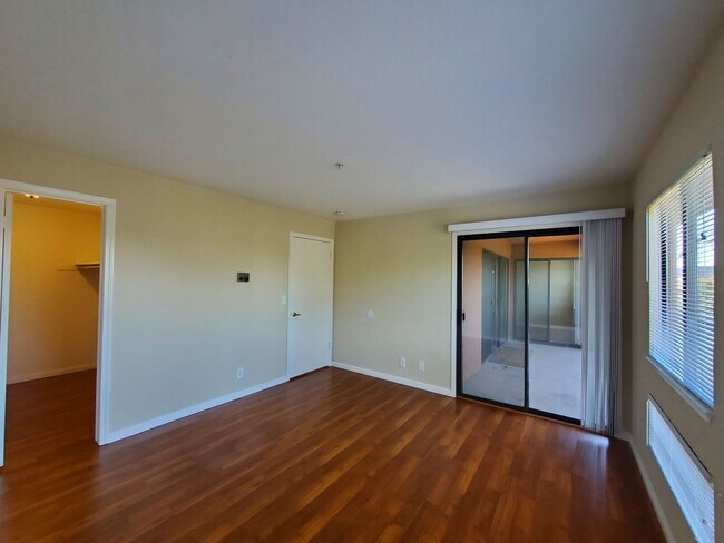 Building Photo - Spacious 2 bedroom 2 bath condo with perfect floor plan