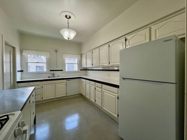 Building Photo - 145 N Sycamore Ave