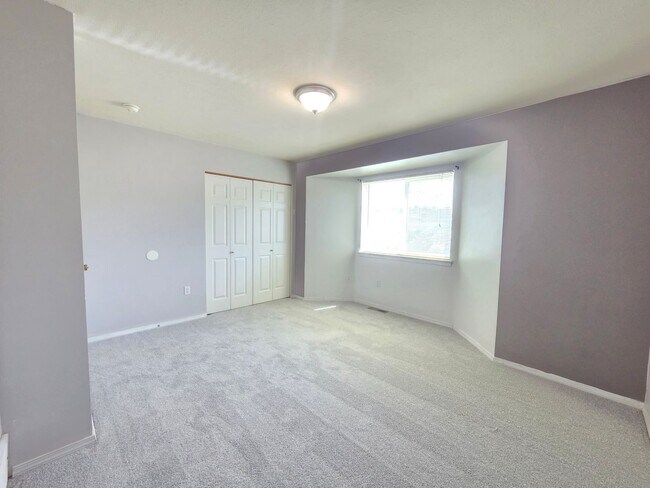 Building Photo - $2,800 - 3 Bed / 2 Bath Beautiful and Spacious Home with a Fully Fenced backyard
