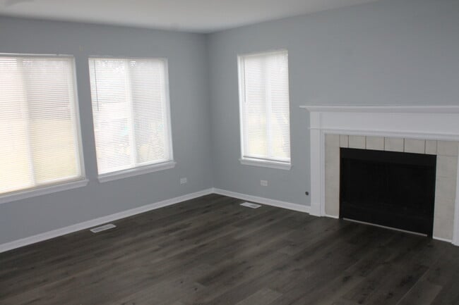 Building Photo - 1253 E Essex Ct