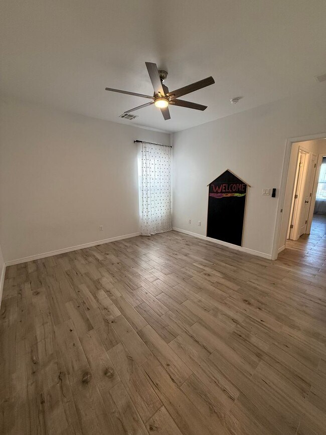 Building Photo - Beautiful home in Sonoma Springs! 4bed, 2.5 baths