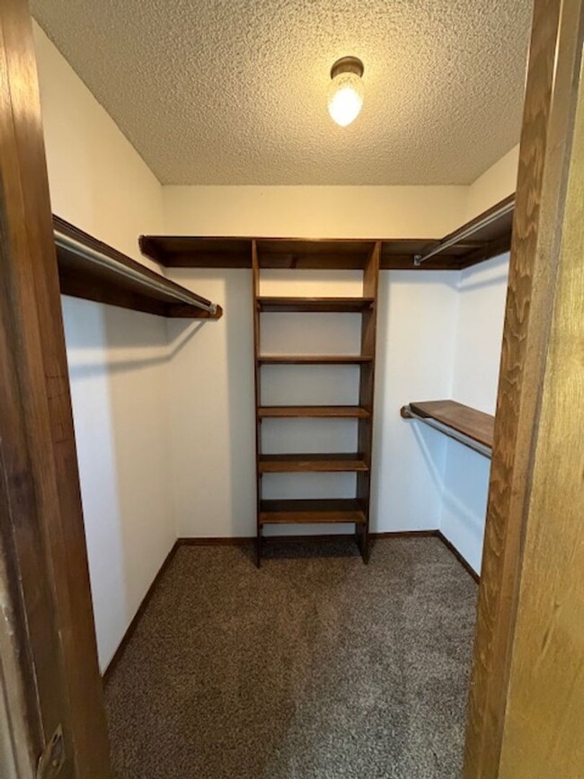 Building Photo - Spacious 2 bed/2.5 Baths - Duplex in the Surrey Hills Addition