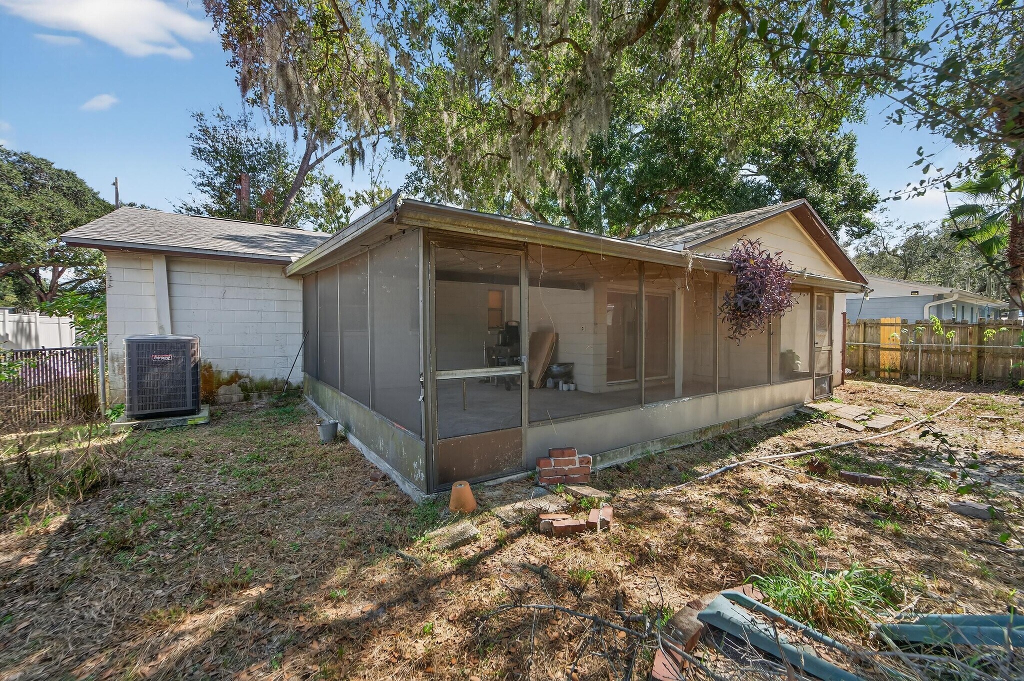 Building Photo - 1712 Village Ct