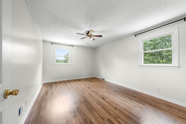 Building Photo - Pet Friendly Three Bedroom with Basement!