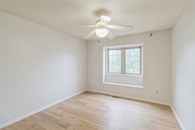 Building Photo - GREAT LOCATION IN COUNTRY CLUB!! 4 Bedroom, 3.5 Bathroom Home in Clive