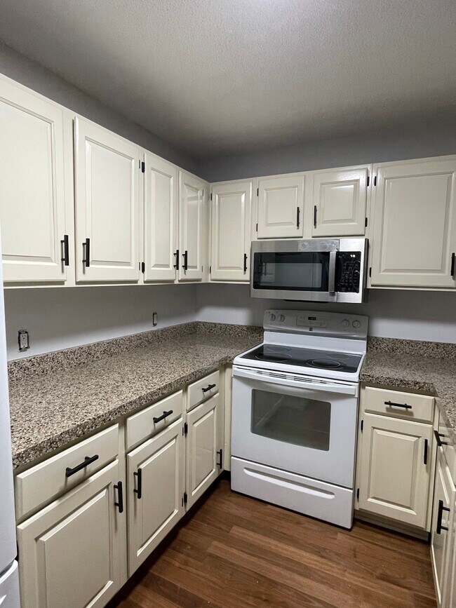 Building Photo - 8811 W 106th Ter