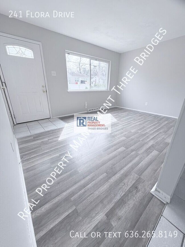 Building Photo - 241 Flora Dr