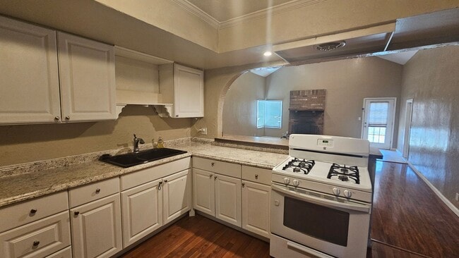 Building Photo - Space, Style, and Sunshine in Southlawn - 3 bed 1.5 bath home for rent