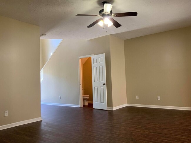 Building Photo - Brentwood Townhome For Lease