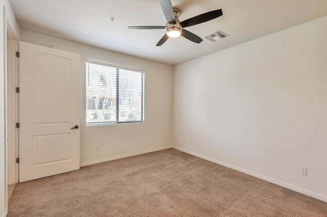 Building Photo - Beautiful 2-Bedroom Condo in Prime Scottsd...