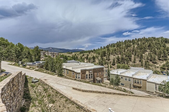 Building Photo - Beautifully maintained town-home in Centra...