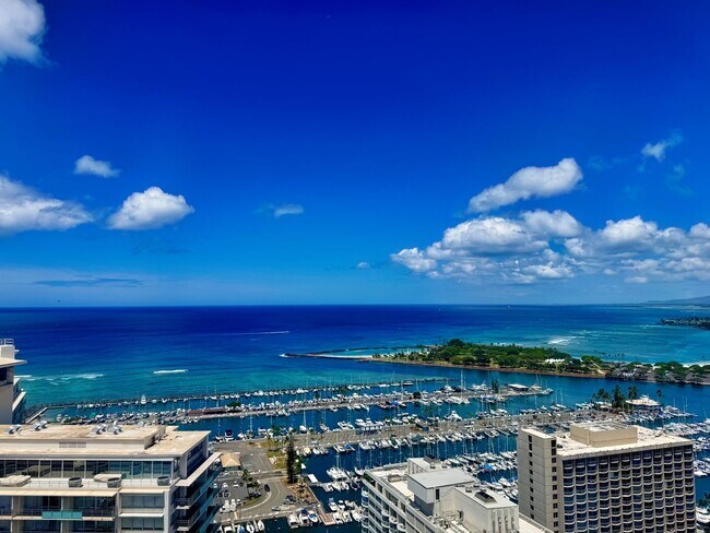 Building Photo - Luxury Waikiki Condo | Sweeping Pacific Vi...