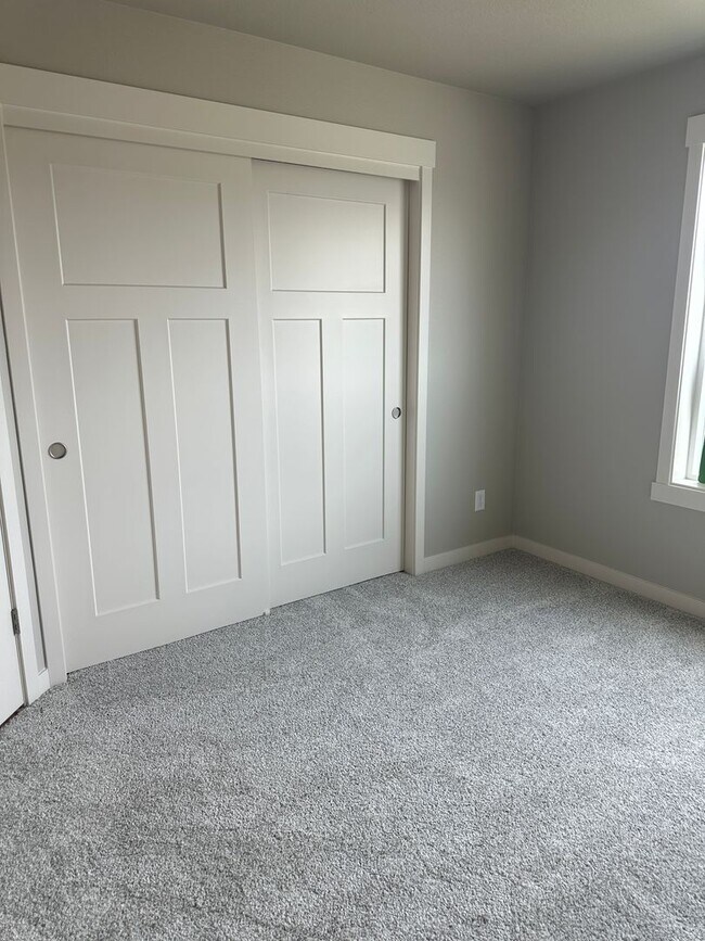 Building Photo - Newer Home in Culdesac