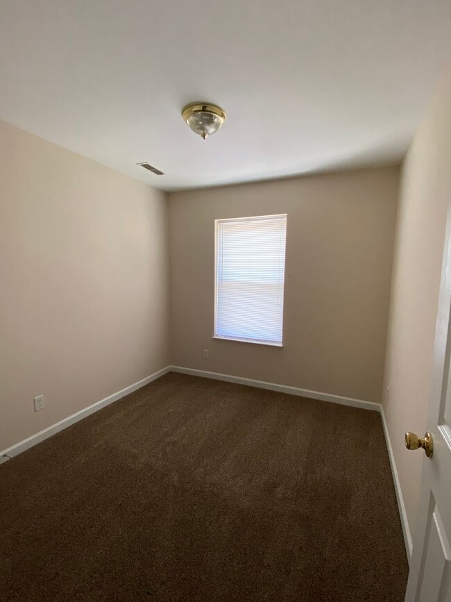 Building Photo - 2 Bedroom 1 Bath upstairs apartment near L...