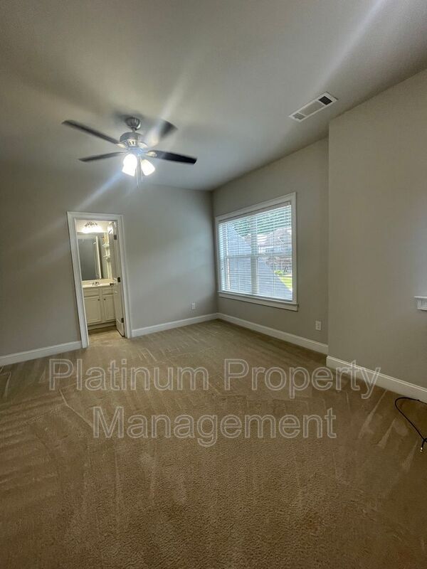 Building Photo - 5180 Mirror Lake Dr