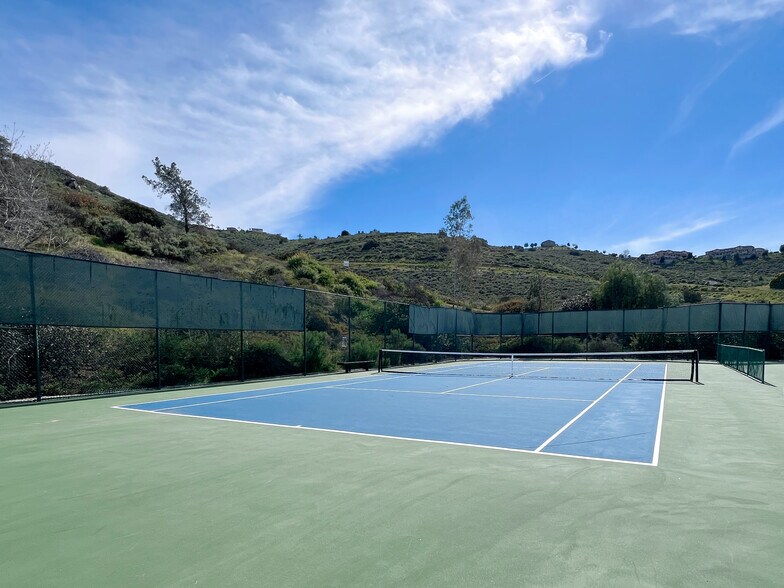 Building Photo - 9254 Fairlawn St