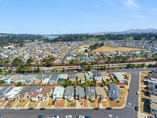 Building Photo - Spacious Westlake Home