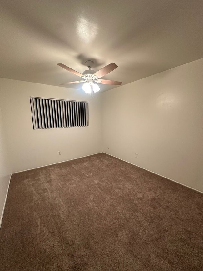 Building Photo - Upstairs 2BD/1BA Condo with 1 reserved cov...