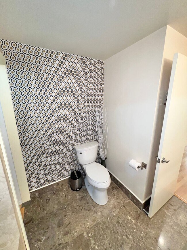 Building Photo - Modern 2 bedroom Gem Near Bixby Park | Private Balcony & Secured Parking