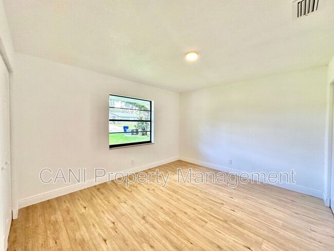 Building Photo - 2517 Royal Palm Dr
