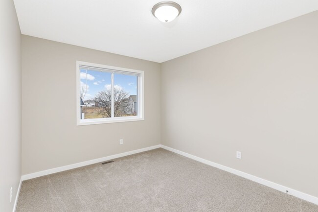 Building Photo - 3bd 3ba 2 car gar END UNIT avail March 01