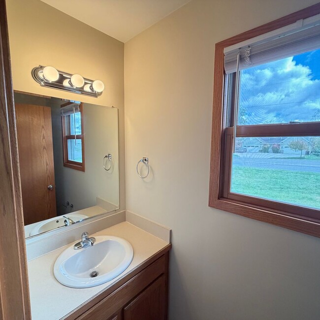 Building Photo - Large 3 bedroom duplex - move in ready!