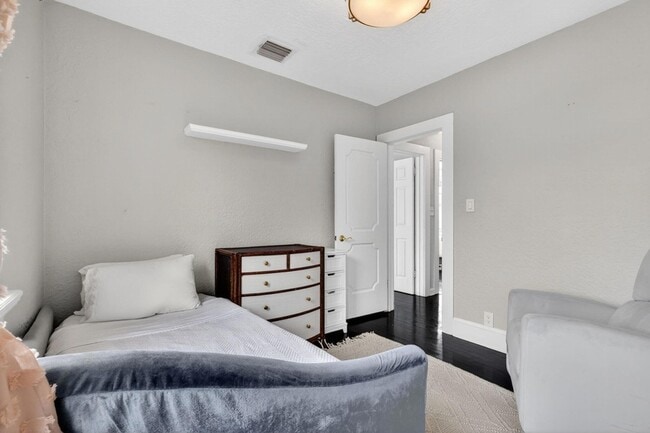 Building Photo - 412 El Prado