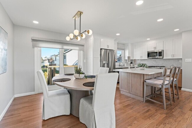 Building Photo - 445 S Riverside Dr