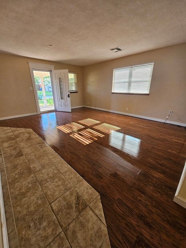 Building Photo - (3) Bed/(2) Bath in Core Norman Avail NOW!