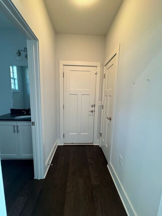 Building Photo - 4 Bedroom, 3 1/2 bathroom in Olathe!