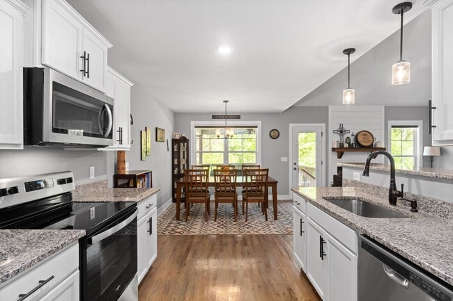 Building Photo - 4 Bedroom Near Post With River Access For ...