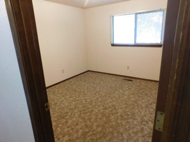 Building Photo - 3Bd/1.5Ba Single Story House - For Viewing!