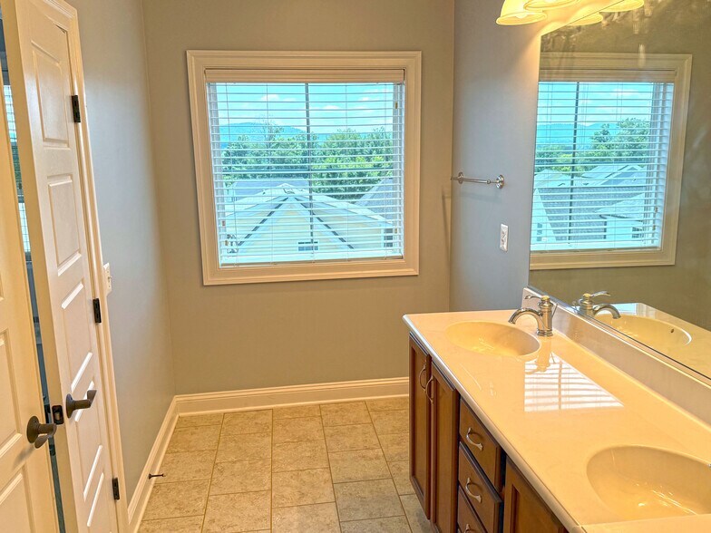 Master Bath - 870 Belvedere Blvd