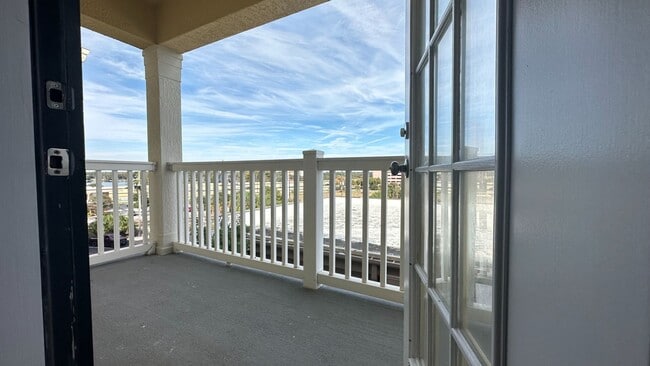 Building Photo - 860 N Orange Ave