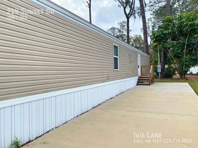 Building Photo - 219 Sunset Dr