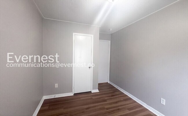 Building Photo - 3 Bed/1 Bath Home with Off-Street Parking / Vouchers Accepted / Available Now!