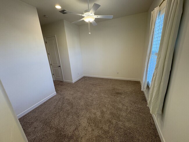 Building Photo - Dove Mountain 4 bedroom with Den 3,277 sq ...