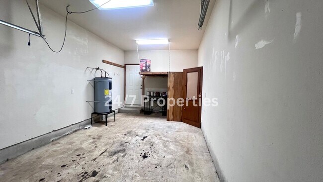 Building Photo - Spacious 3BD I 2.5BA Duplex Near the Yamhi...