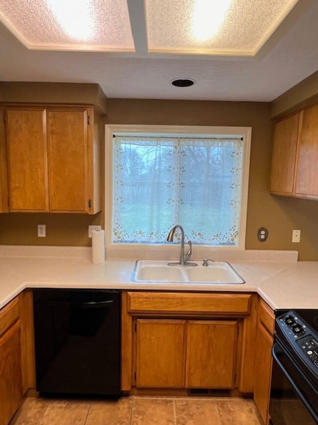 Building Photo - NEW TO MARKET, CLOSE TO SOUTH MEDFORD HIGH...