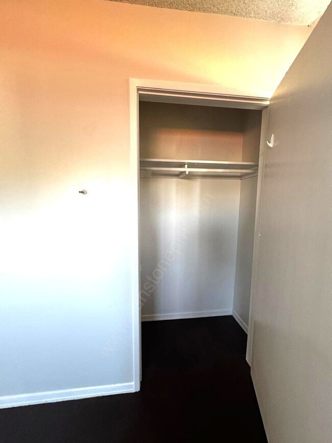 Building Photo - Stunning 3 Bedroom, 2 Bathroom Home on a L...