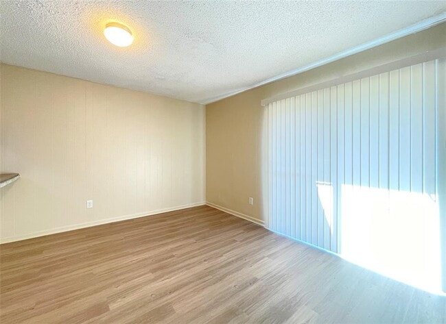 Building Photo - 902 N Meadows Dr