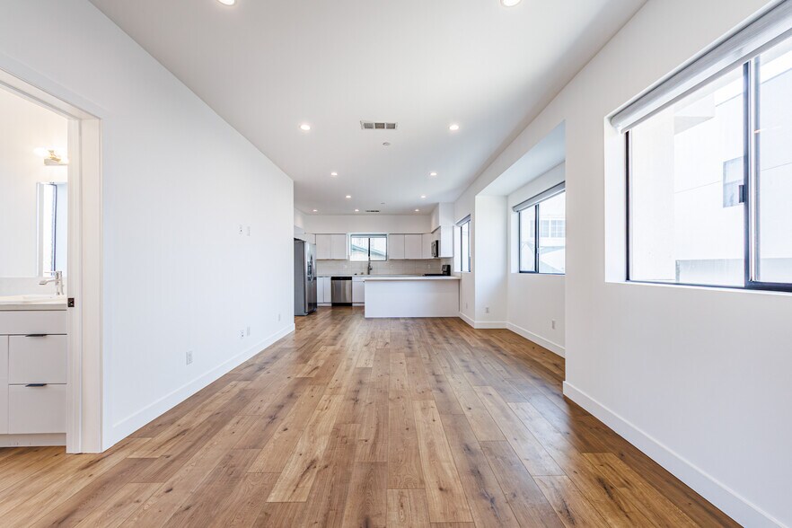 Building Photo - 705 N Benton Way