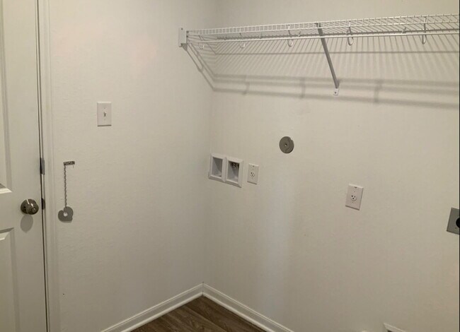 Building Photo - "Charming 3-Bed Oasis with Granite Touches...
